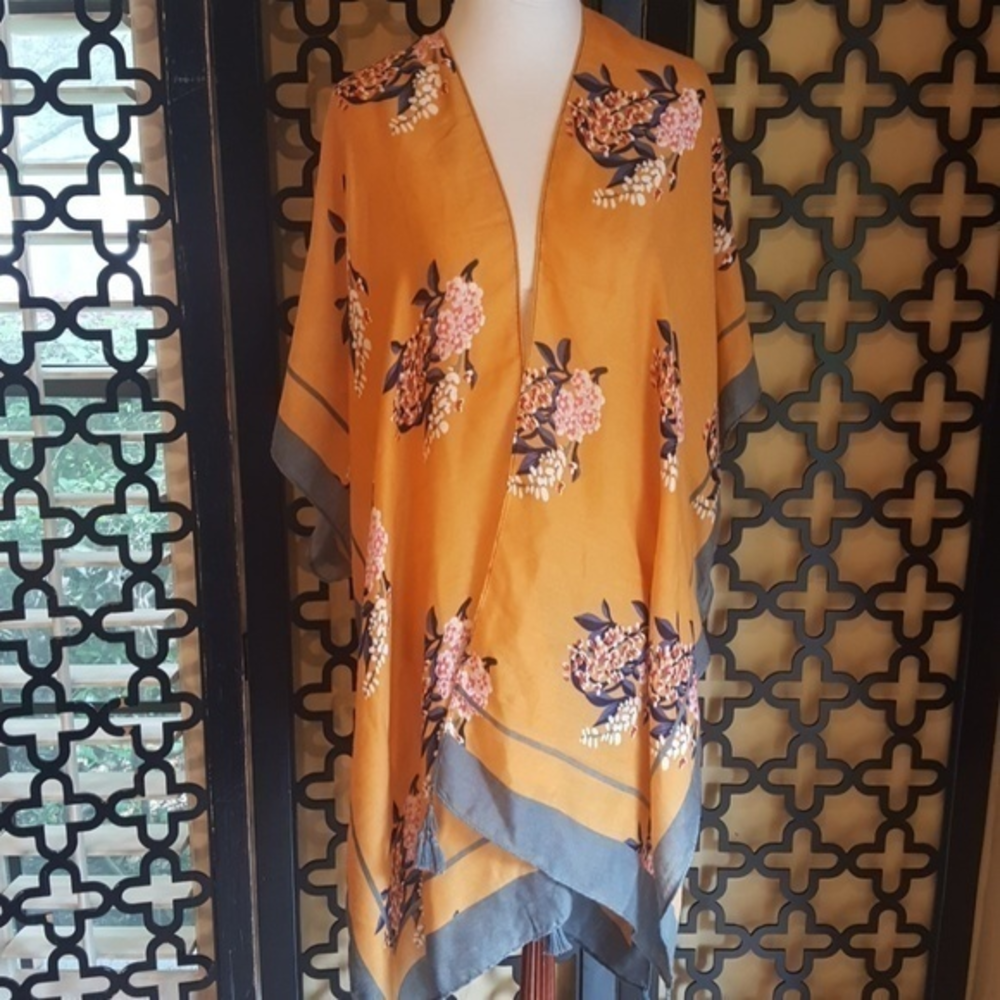 NWT GOLDEN GRAY TASSEL KIMONO
